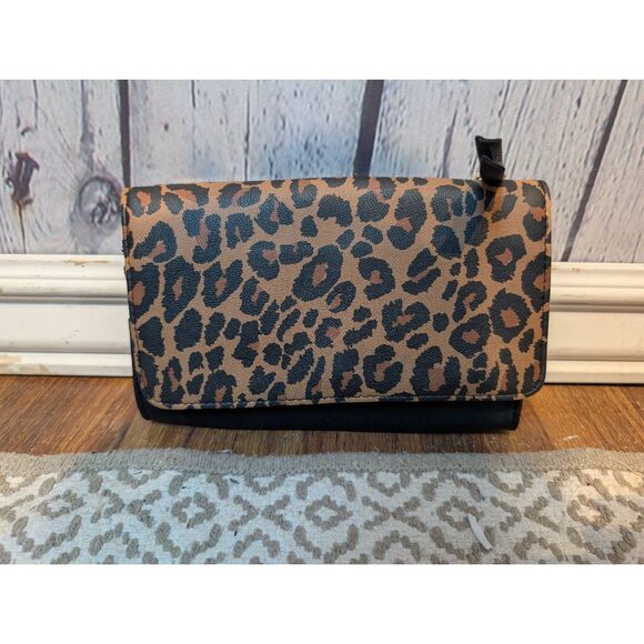 Cheetah print new vegan leather clutch/wallet - Picture 1 of 5